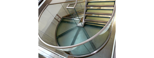 Curved glass landing with balustrade